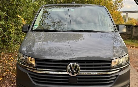 Volkswagen Transporter T6 рестайлинг, 2021 год, 3 940 000 рублей, 2 фотография