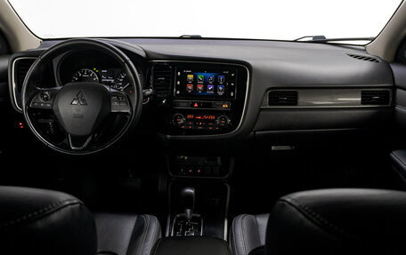 Mitsubishi Outlander III рестайлинг 3, 2019 год, 2 399 000 рублей, 20 фотография