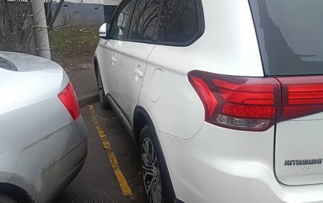 Mitsubishi Outlander III рестайлинг 3, 2016 год, 1 550 000 рублей, 5 фотография