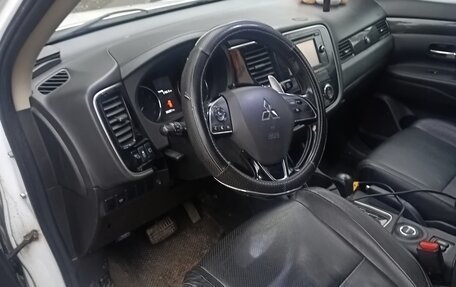 Mitsubishi Outlander III рестайлинг 3, 2016 год, 1 550 000 рублей, 10 фотография