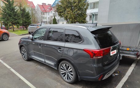 Mitsubishi Outlander III рестайлинг 3, 2019 год, 2 600 000 рублей, 2 фотография