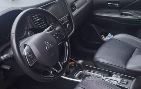 Mitsubishi Outlander III рестайлинг 3, 2019 год, 2 600 000 рублей, 6 фотография