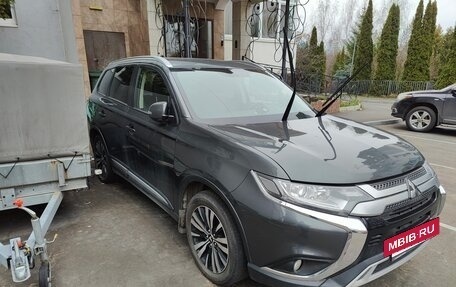Mitsubishi Outlander III рестайлинг 3, 2019 год, 2 600 000 рублей, 3 фотография