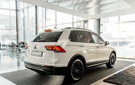 Volkswagen Tiguan II, 2021 год, 2 850 000 рублей, 2 фотография