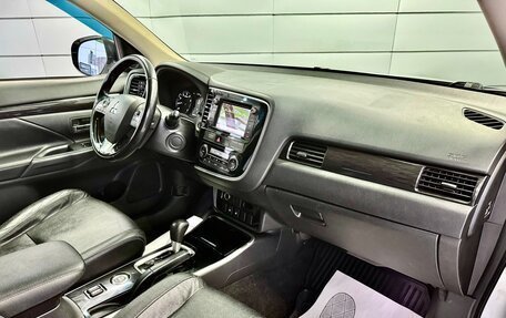 Mitsubishi Outlander III рестайлинг 3, 2017 год, 1 799 000 рублей, 12 фотография