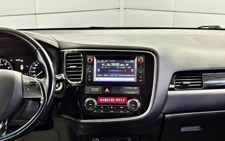 Mitsubishi Outlander III рестайлинг 3, 2017 год, 1 799 000 рублей, 15 фотография