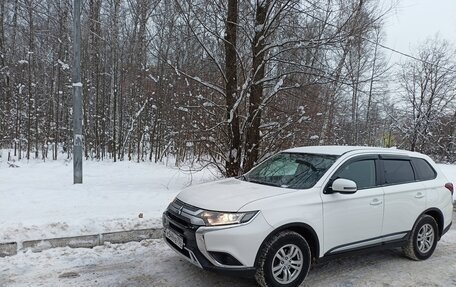 Mitsubishi Outlander III рестайлинг 3, 2019 год, 2 490 000 рублей, 6 фотография