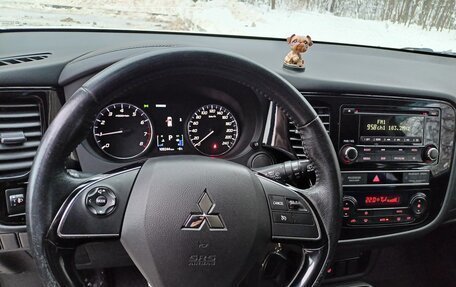 Mitsubishi Outlander III рестайлинг 3, 2019 год, 2 490 000 рублей, 12 фотография