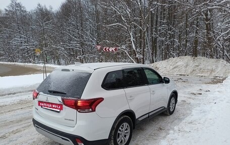 Mitsubishi Outlander III рестайлинг 3, 2019 год, 2 490 000 рублей, 5 фотография