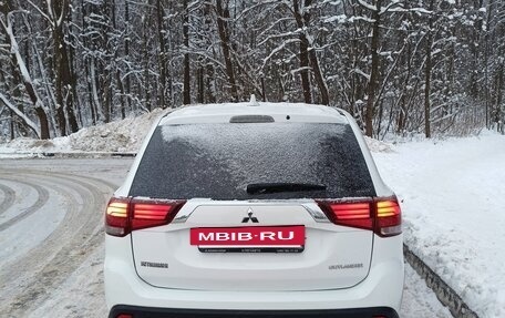 Mitsubishi Outlander III рестайлинг 3, 2019 год, 2 490 000 рублей, 4 фотография