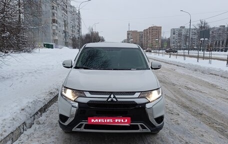 Mitsubishi Outlander III рестайлинг 3, 2019 год, 2 490 000 рублей, 2 фотография