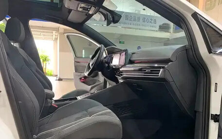 Volkswagen Golf VIII, 2023 год, 2 400 000 рублей, 12 фотография