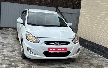 Hyundai Solaris II рестайлинг, 2013 год, 950 000 рублей, 1 фотография