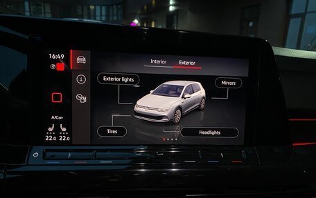 Volkswagen Golf VIII, 2021 год, 2 800 000 рублей, 21 фотография