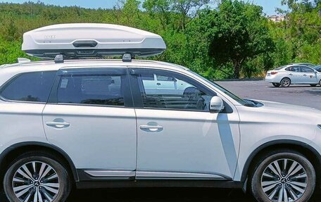 Mitsubishi Outlander III рестайлинг 3, 2019 год, 2 300 000 рублей, 3 фотография