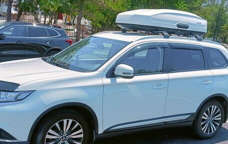 Mitsubishi Outlander III рестайлинг 3, 2019 год, 2 300 000 рублей, 4 фотография