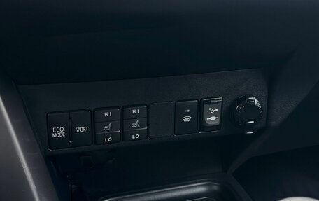 Toyota RAV4, 2018 год, 2 390 000 рублей, 26 фотография