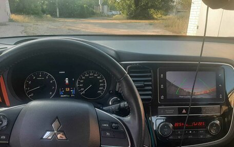 Mitsubishi Outlander III рестайлинг 3, 2018 год, 2 470 000 рублей, 8 фотография