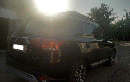 Mitsubishi Outlander III рестайлинг 3, 2018 год, 2 470 000 рублей, 5 фотография
