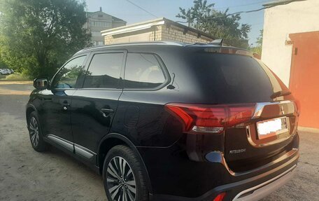 Mitsubishi Outlander III рестайлинг 3, 2018 год, 2 470 000 рублей, 7 фотография