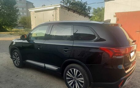 Mitsubishi Outlander III рестайлинг 3, 2018 год, 2 470 000 рублей, 4 фотография