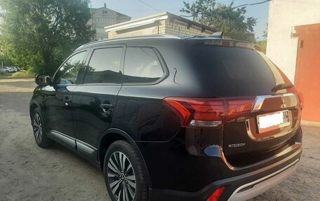 Mitsubishi Outlander III рестайлинг 3, 2018 год, 2 470 000 рублей, 3 фотография