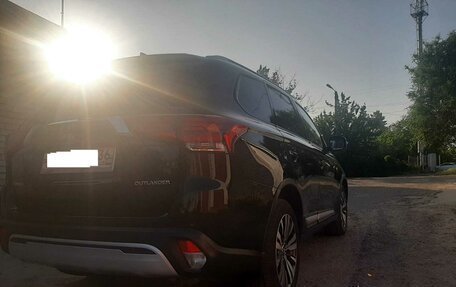 Mitsubishi Outlander III рестайлинг 3, 2018 год, 2 470 000 рублей, 6 фотография