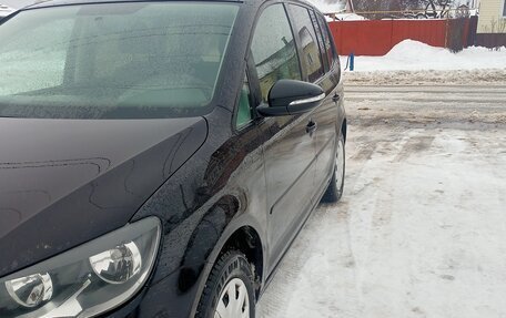 Volkswagen Touran III, 2011 год, 860 000 рублей, 2 фотография