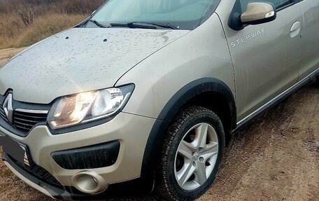 Renault Sandero II рестайлинг, 2015 год, 900 000 рублей, 2 фотография