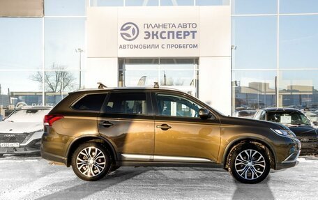 Mitsubishi Outlander III рестайлинг 3, 2018 год, 1 850 000 рублей, 4 фотография