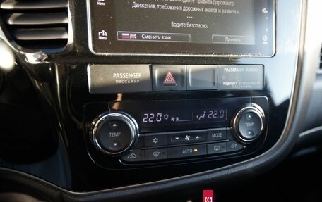 Mitsubishi Outlander III рестайлинг 3, 2018 год, 1 850 000 рублей, 13 фотография