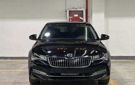 Skoda Superb III рестайлинг, 2022 год, 2 625 000 рублей, 2 фотография