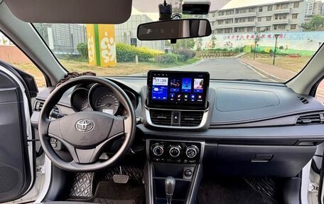 Toyota Yaris XP150 рестайлинг, 2021 год, 1 000 000 рублей, 10 фотография