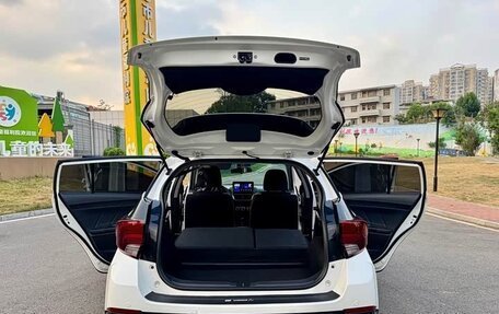 Toyota Yaris XP150 рестайлинг, 2021 год, 1 000 000 рублей, 9 фотография