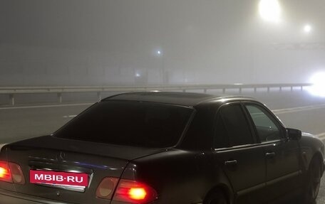 Mercedes-Benz E-Класс, 1998 год, 580 000 рублей, 2 фотография