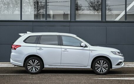 Mitsubishi Outlander III рестайлинг 3, 2022 год, 2 699 000 рублей, 5 фотография
