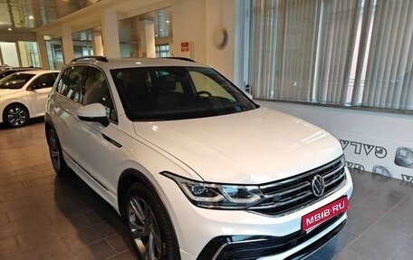 Volkswagen Tiguan II, 2021 год, 2 400 000 рублей, 1 фотография