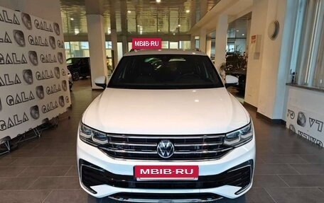 Volkswagen Tiguan II, 2021 год, 2 400 000 рублей, 2 фотография