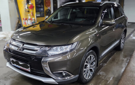Mitsubishi Outlander III рестайлинг 3, 2015 год, 1 960 000 рублей, 2 фотография