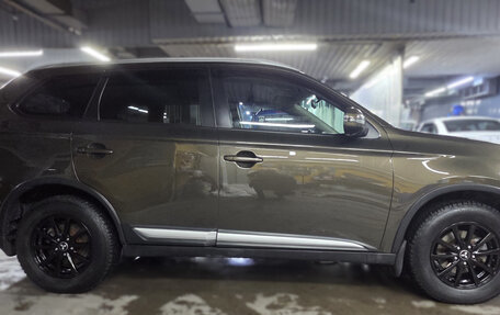 Mitsubishi Outlander III рестайлинг 3, 2015 год, 1 960 000 рублей, 4 фотография