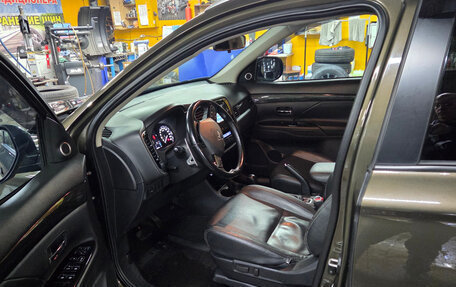 Mitsubishi Outlander III рестайлинг 3, 2015 год, 1 960 000 рублей, 6 фотография