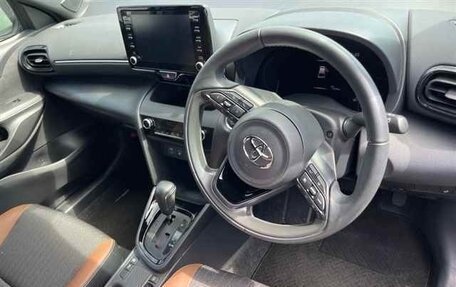 Toyota Yaris Cross, 2022 год, 1 725 003 рублей, 3 фотография