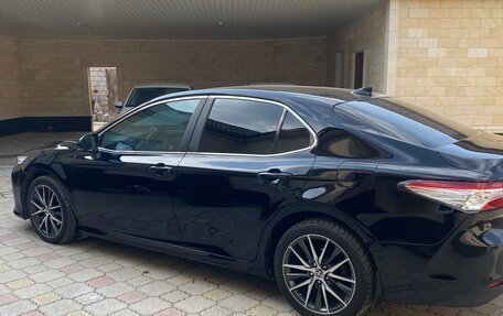 Toyota Camry, 2018 год, 1 900 000 рублей, 3 фотография