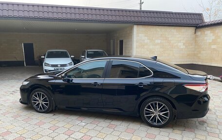 Toyota Camry, 2018 год, 1 900 000 рублей, 2 фотография