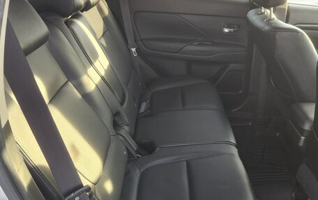 Mitsubishi Outlander III рестайлинг 3, 2017 год, 2 250 000 рублей, 23 фотография