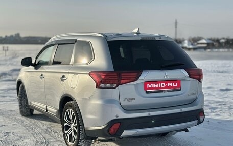 Mitsubishi Outlander III рестайлинг 3, 2017 год, 2 250 000 рублей, 15 фотография