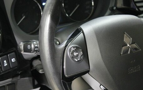 Mitsubishi Outlander III рестайлинг 3, 2018 год, 1 945 000 рублей, 12 фотография