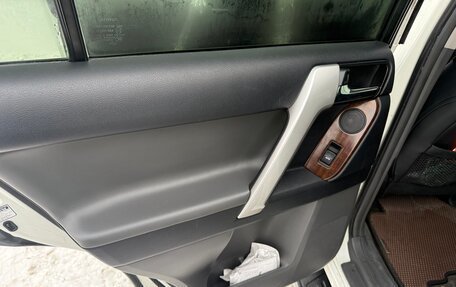 Toyota Land Cruiser Prado 150 рестайлинг 2, 2010 год, 3 000 000 рублей, 13 фотография