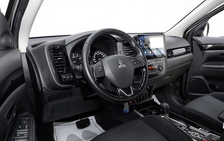 Mitsubishi Outlander III рестайлинг 3, 2020 год, 1 799 000 рублей, 6 фотография