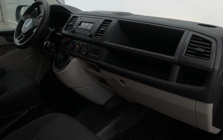 Volkswagen Caravelle T6 рестайлинг, 2017 год, 2 355 000 рублей, 9 фотография